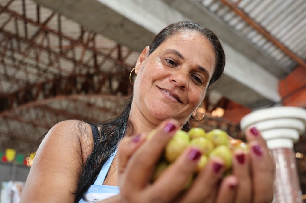 Catadora de mangaba dans les restingas du Sergipe